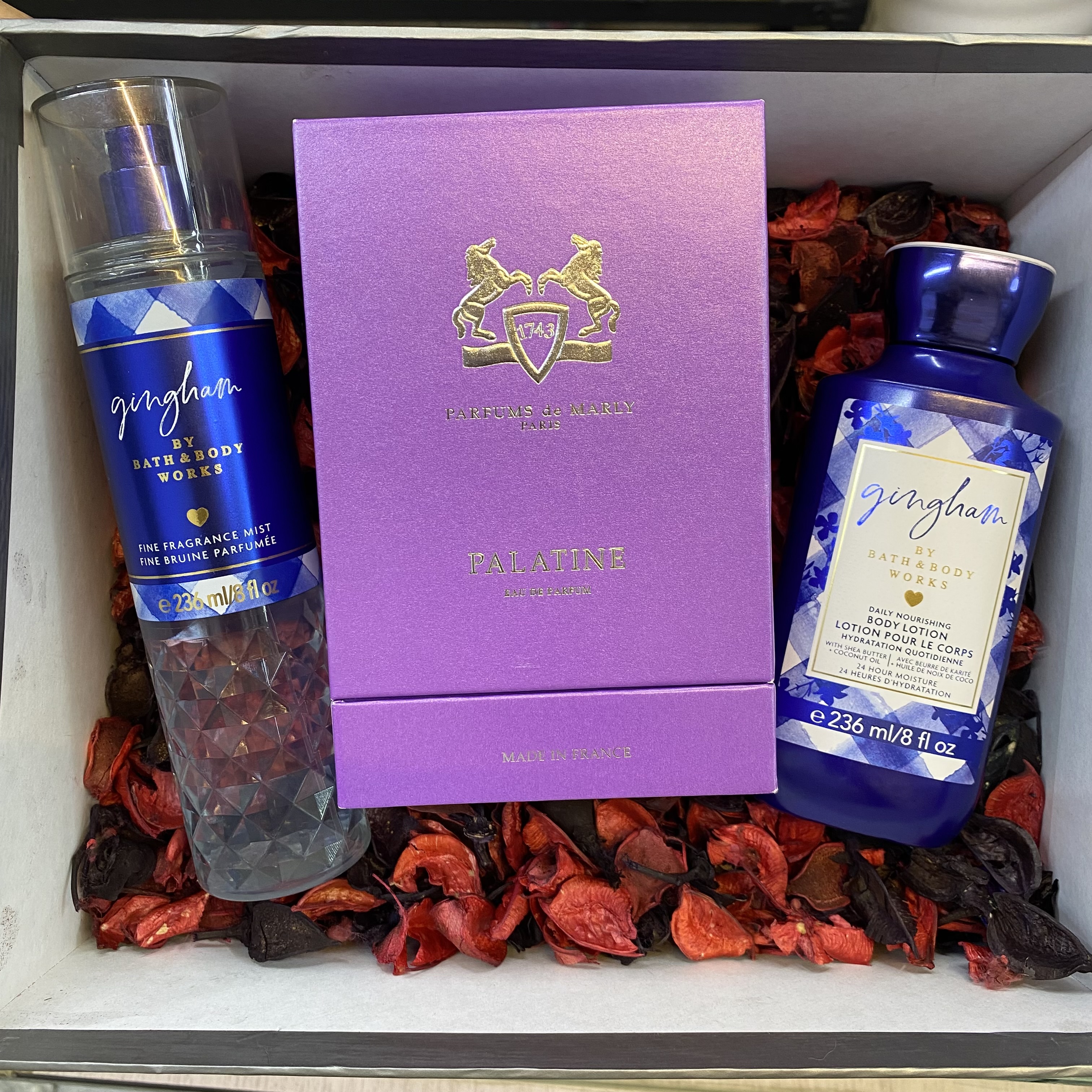 پک هدیه زنانه با عطر مارلی پالاتین و ست گینگهام آبی