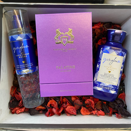 پک هدیه زنانه با عطر مارلی پالاتین و ست گینگهام آبی